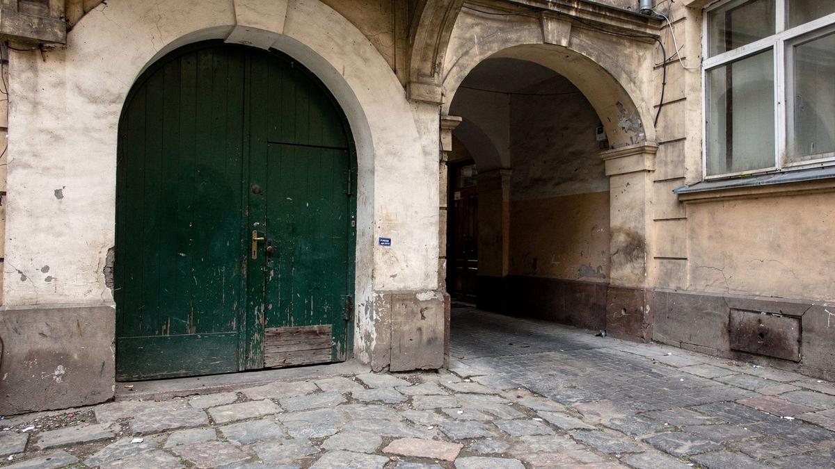 Courtyard entrance and green door of the yoga and pilates studio on Khreshchatyk St in Kyiv